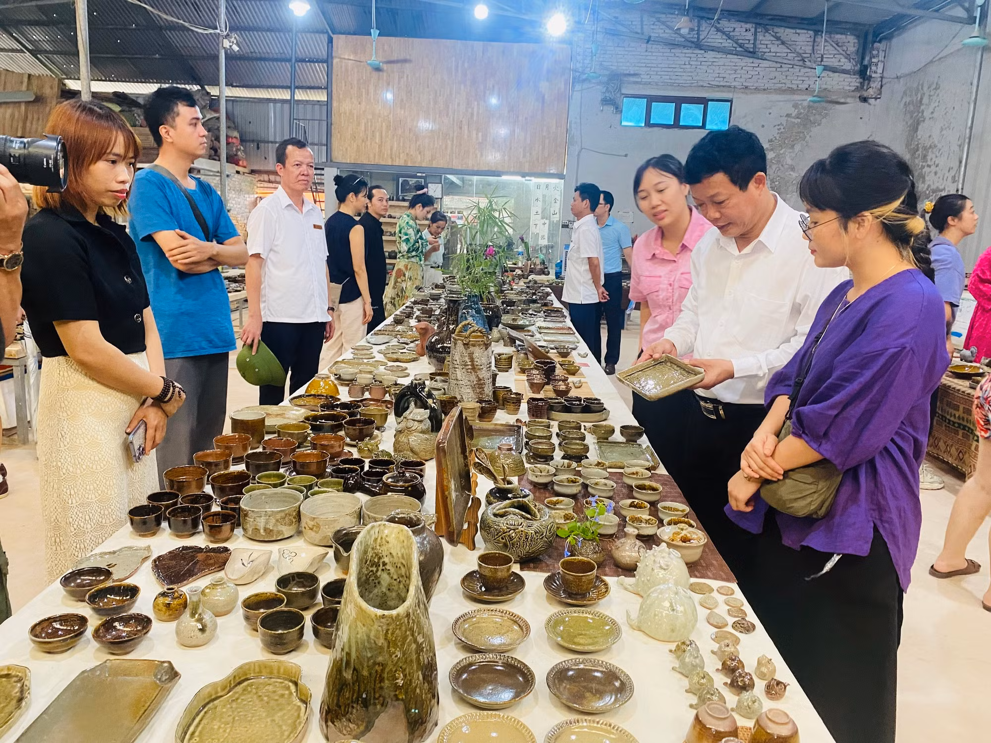 Lãnh đạo thị xã Quế Võ và xã Phù Lãng tham quan khu trưng bày các sản phẩm của học viên mới ra lò.