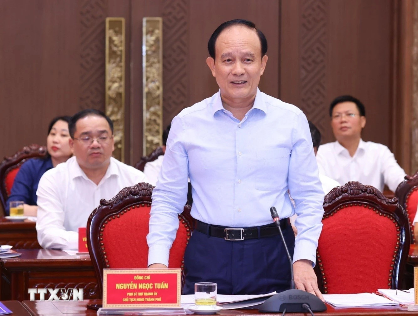 Đồng chí Nguyễn Ngọc Tuấn, Phó Bí thư Thành ủy, Chủ tịch HĐND thành phố Hà Nội báo cáo tại buổi làm việc.