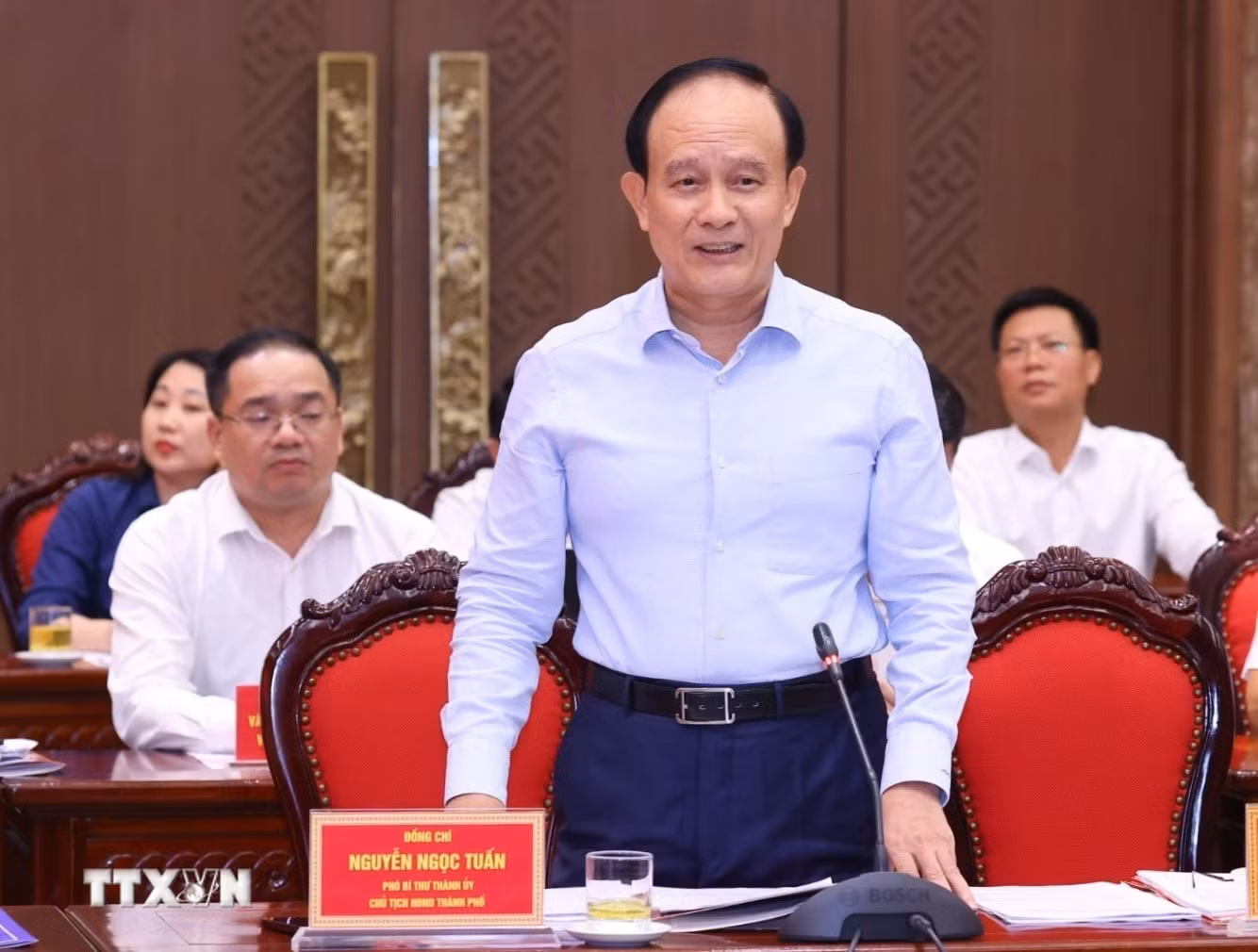 Đồng chí Nguyễn Ngọc Tuấn, Phó Bí thư Thành ủy, Chủ tịch HĐND thành phố Hà Nội báo cáo tại buổi làm việc.