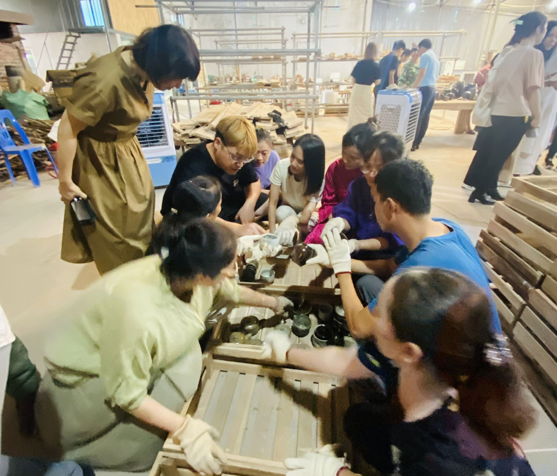 Các học viên háo hức với các sản phẩm mới ra lò.