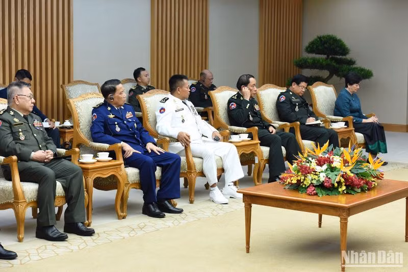 Các thành viên đi cùng đoàn với Tổng Tư lệnh Quân đội Hoàng gia Campuchia.