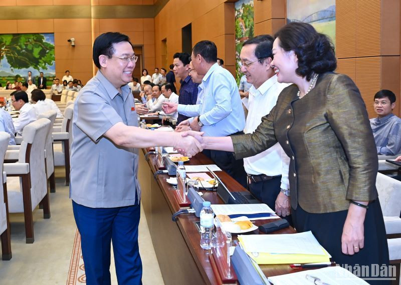 Bí thư Đảng đoàn Quốc hội, Chủ tịch Quốc hội Vương Đình Huệ với các đại biểu dự hội nghị.