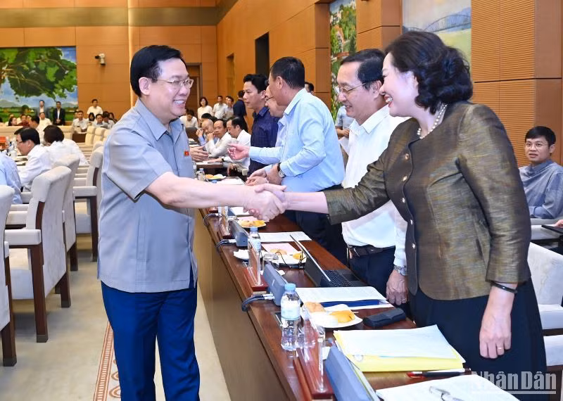 Bí thư Đảng đoàn Quốc hội, Chủ tịch Quốc hội Vương Đình Huệ với các đại biểu dự hội nghị.