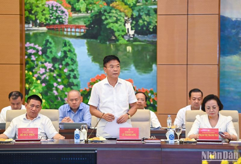 Bộ trưởng Tư pháp Lê Thành Long phát biểu ý kiến tại hội nghị.