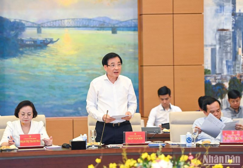 Bộ trưởng, Chủ nhiệm Văn phòng Chính phủ Trần Văn Sơn trình bày báo cáo tại phiên họp.