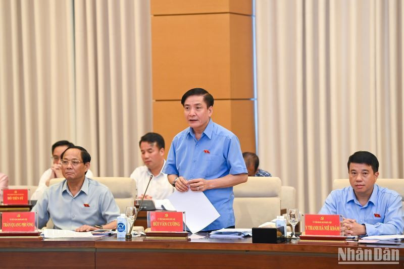 Tổng Thư ký, Chủ nhiệm Văn phòng Quốc hội Bùi Văn Cường trình bày báo cáo tại phiên họp.