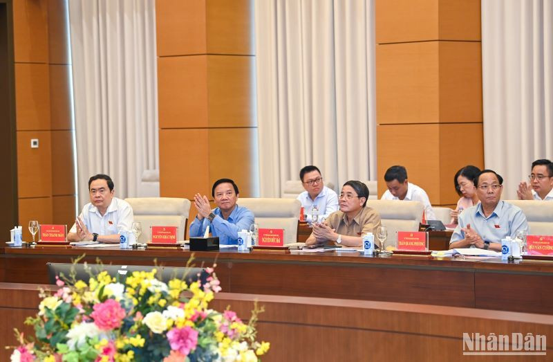 Phó Chủ tịch Thường trực Quốc hội Trần Thanh Mẫn cùng các Phó Chủ tịch Quốc hội và các đại biểu dự hội nghị.