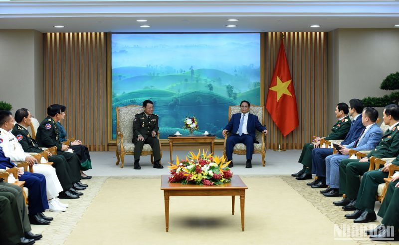 Thủ tướng Phạm Minh Chính tiếp Đại tướng Vong Pisen, Tổng Tư lệnh Quân đội Hoàng gia Campuchia và các thành viên đi cùng đoàn.