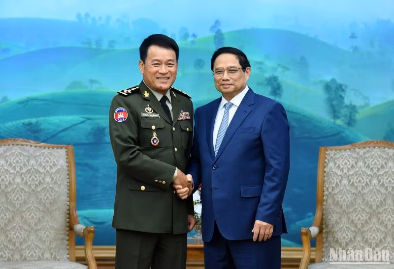 Thủ tướng Phạm Minh Chính đón Đại tướng Vong Pisen, Tổng Tư lệnh Quân đội Hoàng gia Campuchia.