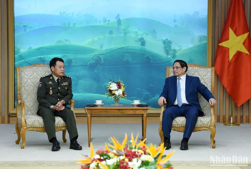 Thủ tướng Phạm Minh Chính tiếp Đại tướng Vong Pisen, Tổng Tư lệnh Quân đội Hoàng gia Campuchia.