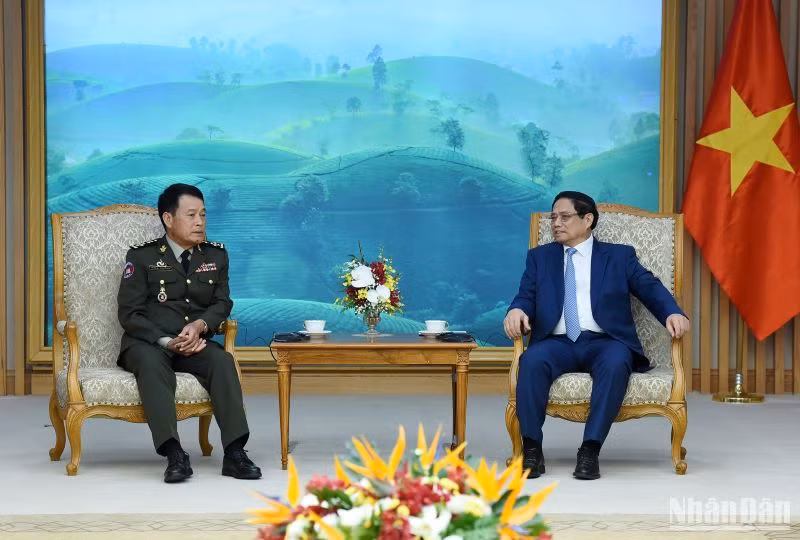 Thủ tướng Phạm Minh Chính tiếp Đại tướng Vong Pisen, Tổng Tư lệnh Quân đội Hoàng gia Campuchia.
