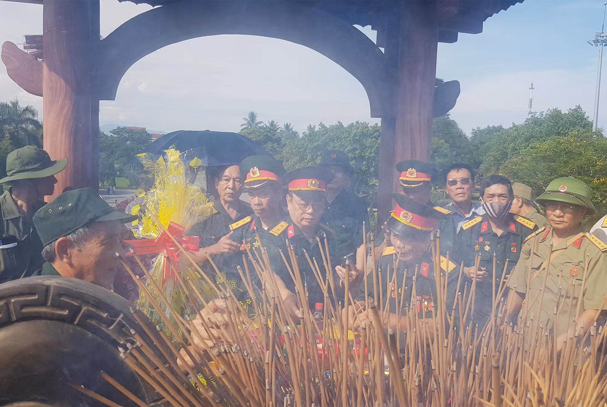 Vượt đoạn đường xa, Đoàn Hội cựu chiến binh Thành cổ Quảng Trị 1972 của thành phố Thái Bình vào Thành Cổ dâng hương tri ân đồng đội.