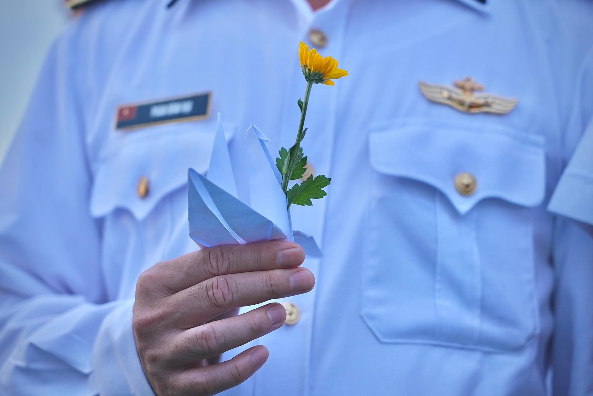 “Món quà tri ân” mà mỗi đại biểu gửi tới anh linh các anh hùng, liệt sĩ là một bông hoa cúc cùng với hạc giấy - biểu tượng của hòa bình.