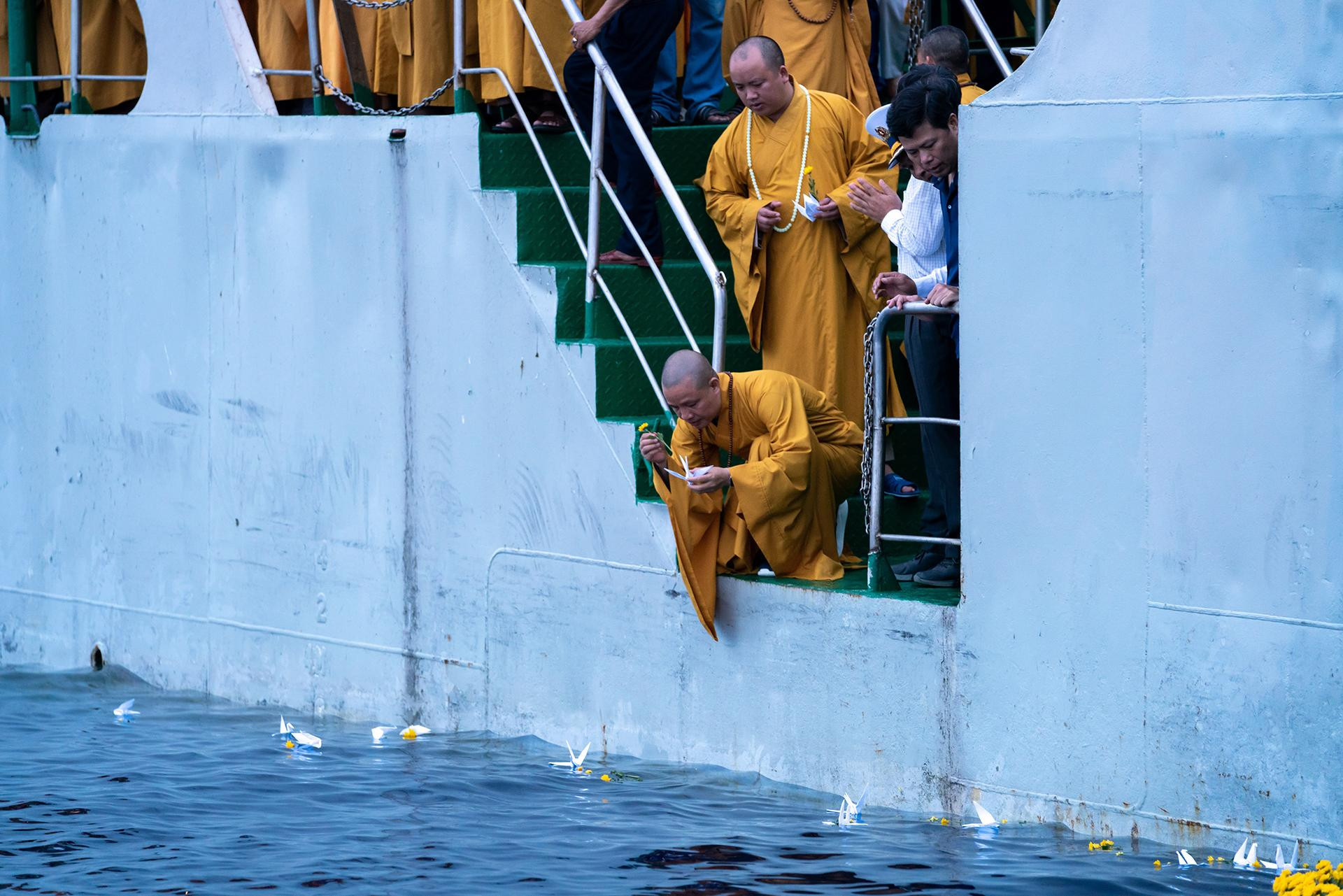 Các đại biểu Trung ương Giáo hội Phật giáo Việt Nam lần lượt thả hoa và hạc giấy xuống biển để tri ân các anh hùng, liệt sĩ.