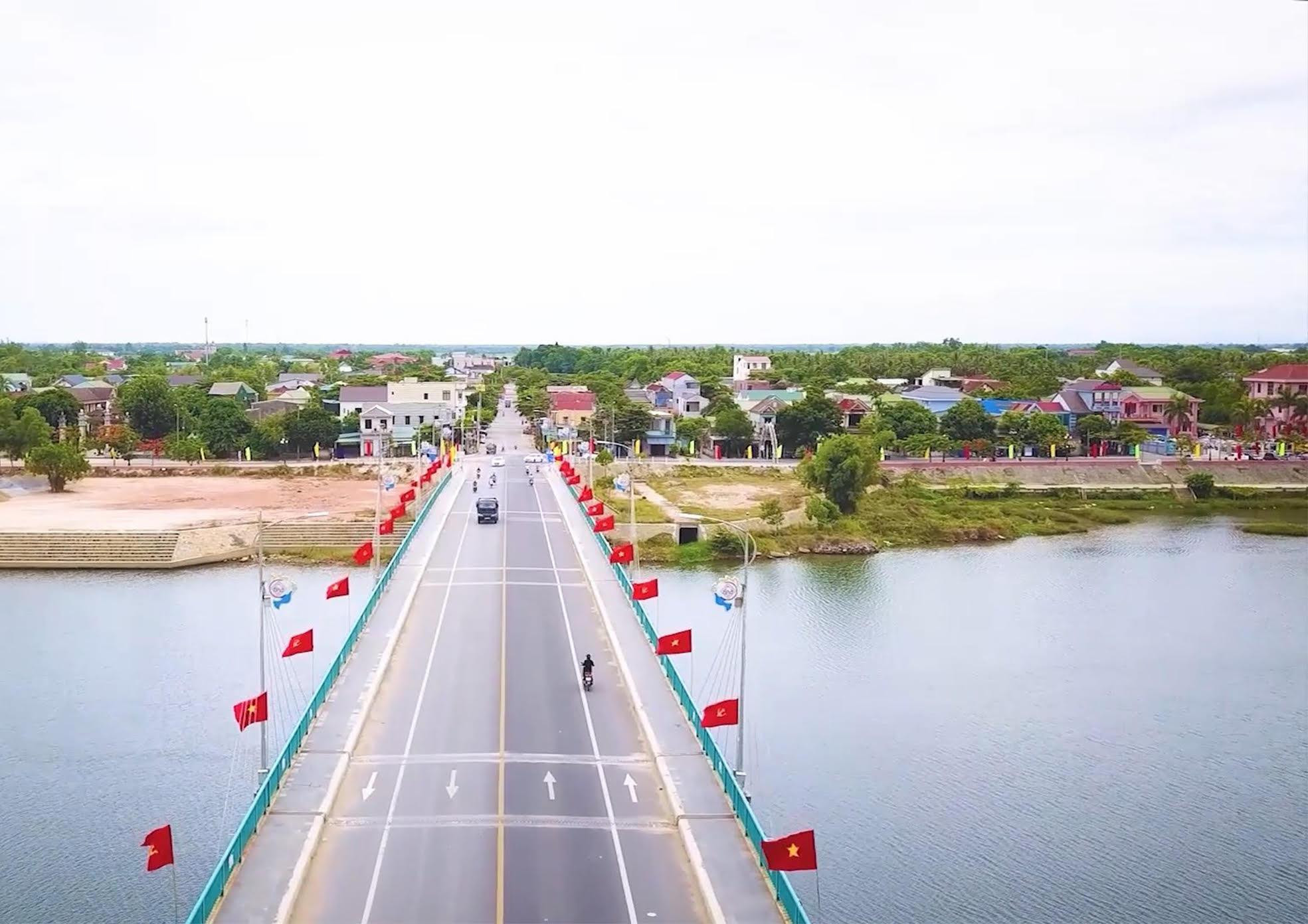 Cầu Thành cổ vừa mới xây dựng bắc qua sông Thạch Hãn. Cầu Thành cổ vừa mới xây dựng bắc qua sông Thạch Hãn.