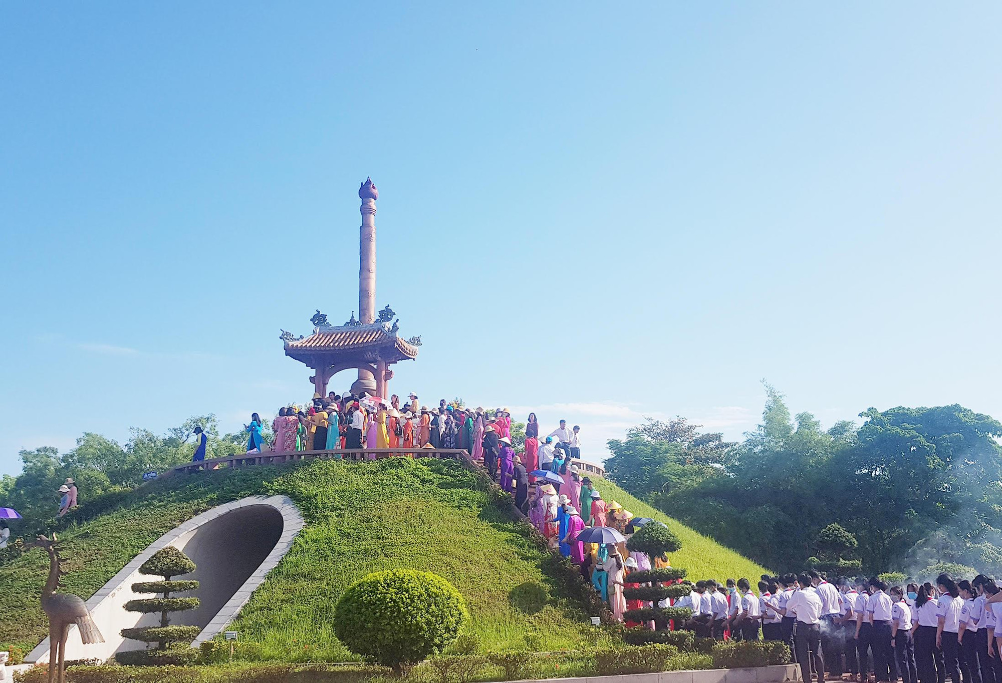 Đất thiêng Thành cổ day dứt lòng người ở lại 