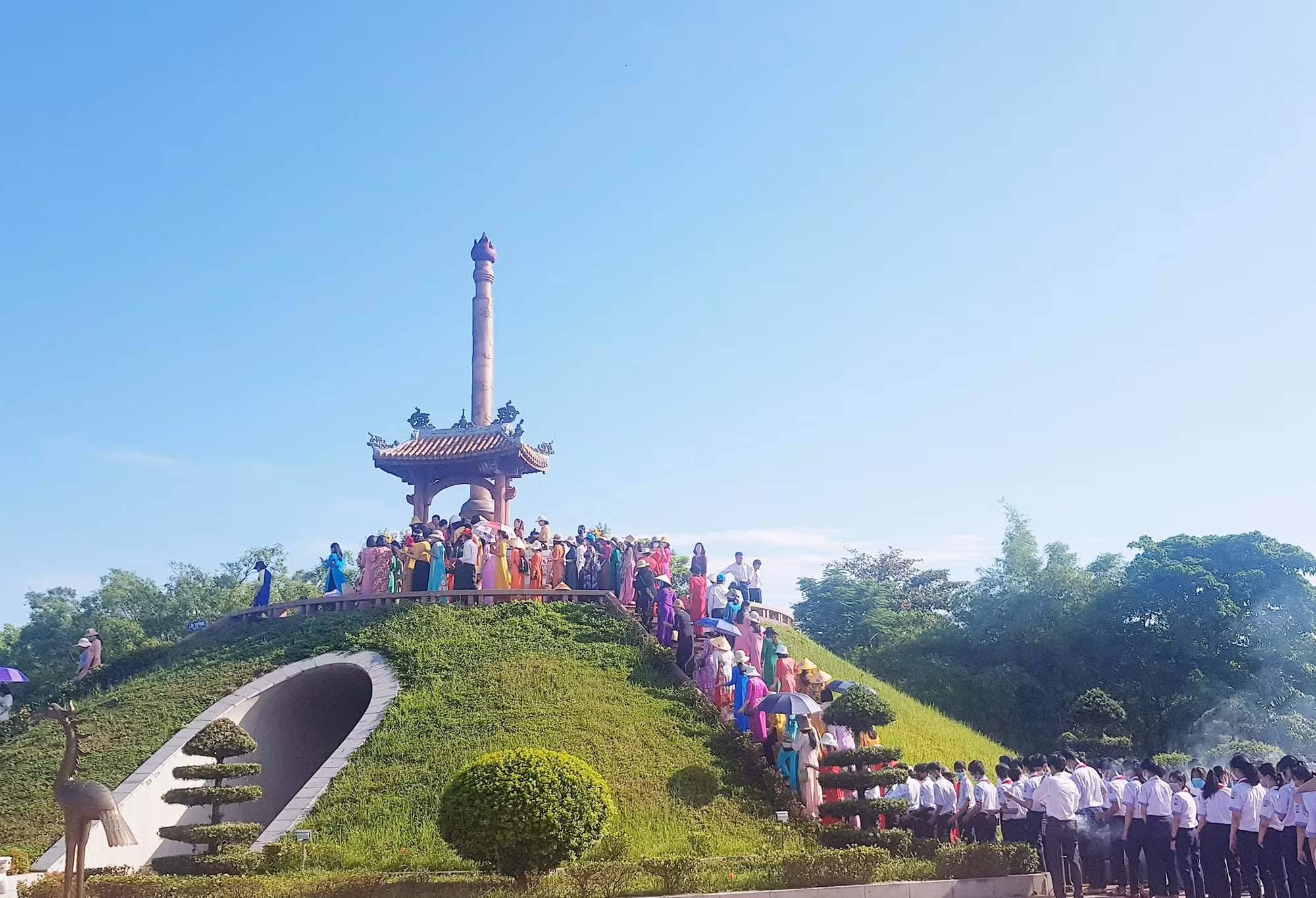 Đất thiêng Thành cổ day dứt lòng người ở lại 