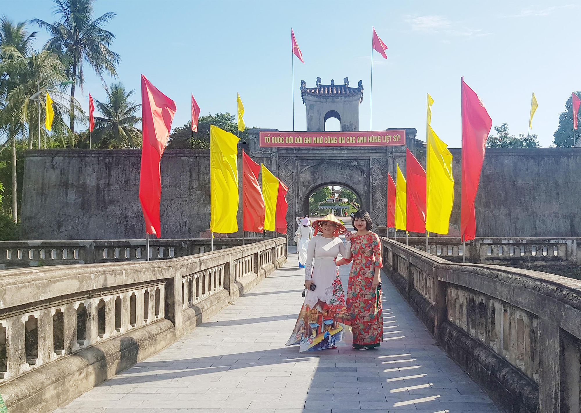 Du khách đến thăm Di tích Thành cổ Quảng Trị. Du khách đến thăm Di tích Thành cổ Quảng Trị.