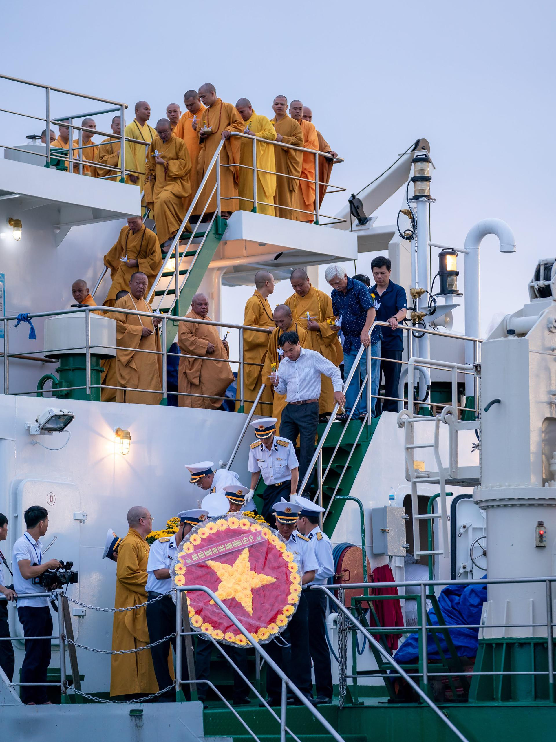 Các đại biểu Đoàn công tác số 10 lần lượt hòa vào dòng người tham gia lễ rước.