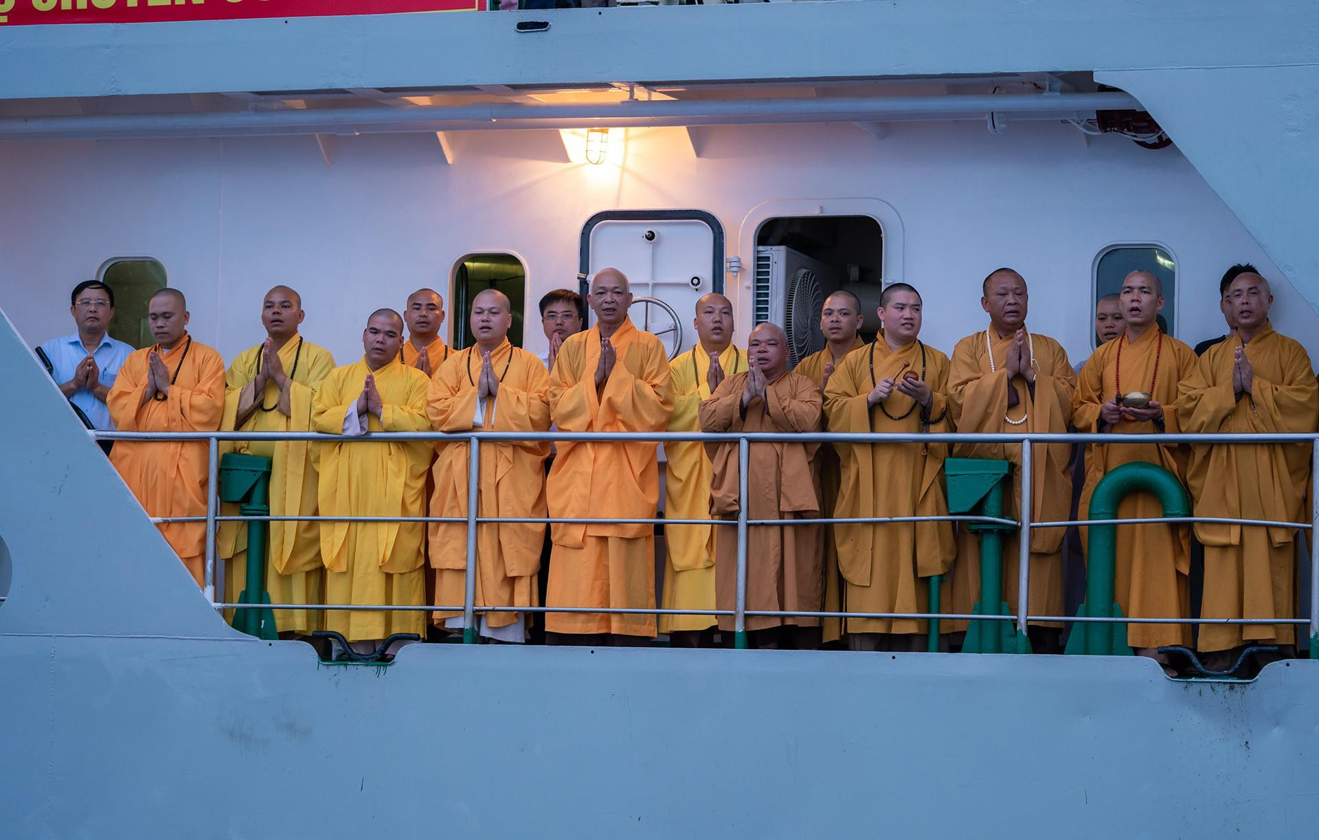 Các hòa thượng, thượng tọa làm lễ trên boong thuộc khu vực mạn trái tàu 571.