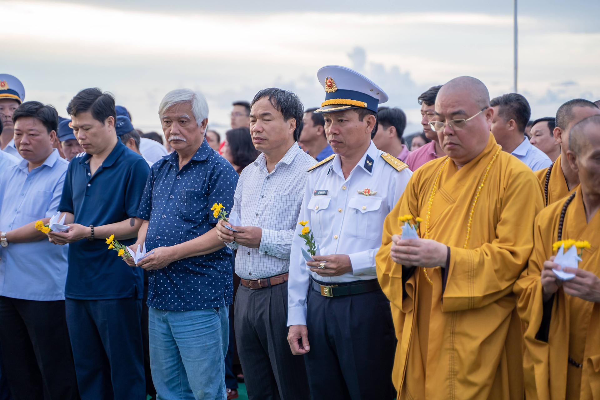 Đại tá Hồ Thanh Hoàn, Phó Chủ nhiệm chính trị Quân chủng Hải quân, Trưởng Đoàn công tác cùng các đại biểu tại lễ tưởng niệm.