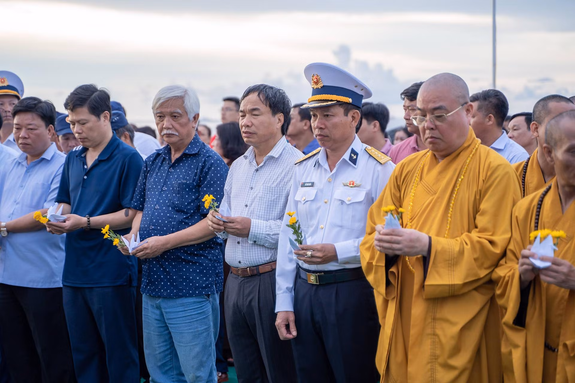 Đại tá Hồ Thanh Hoàn, Phó Chủ nhiệm chính trị Quân chủng Hải quân, Trưởng Đoàn công tác cùng các đại biểu tại lễ tưởng niệm.