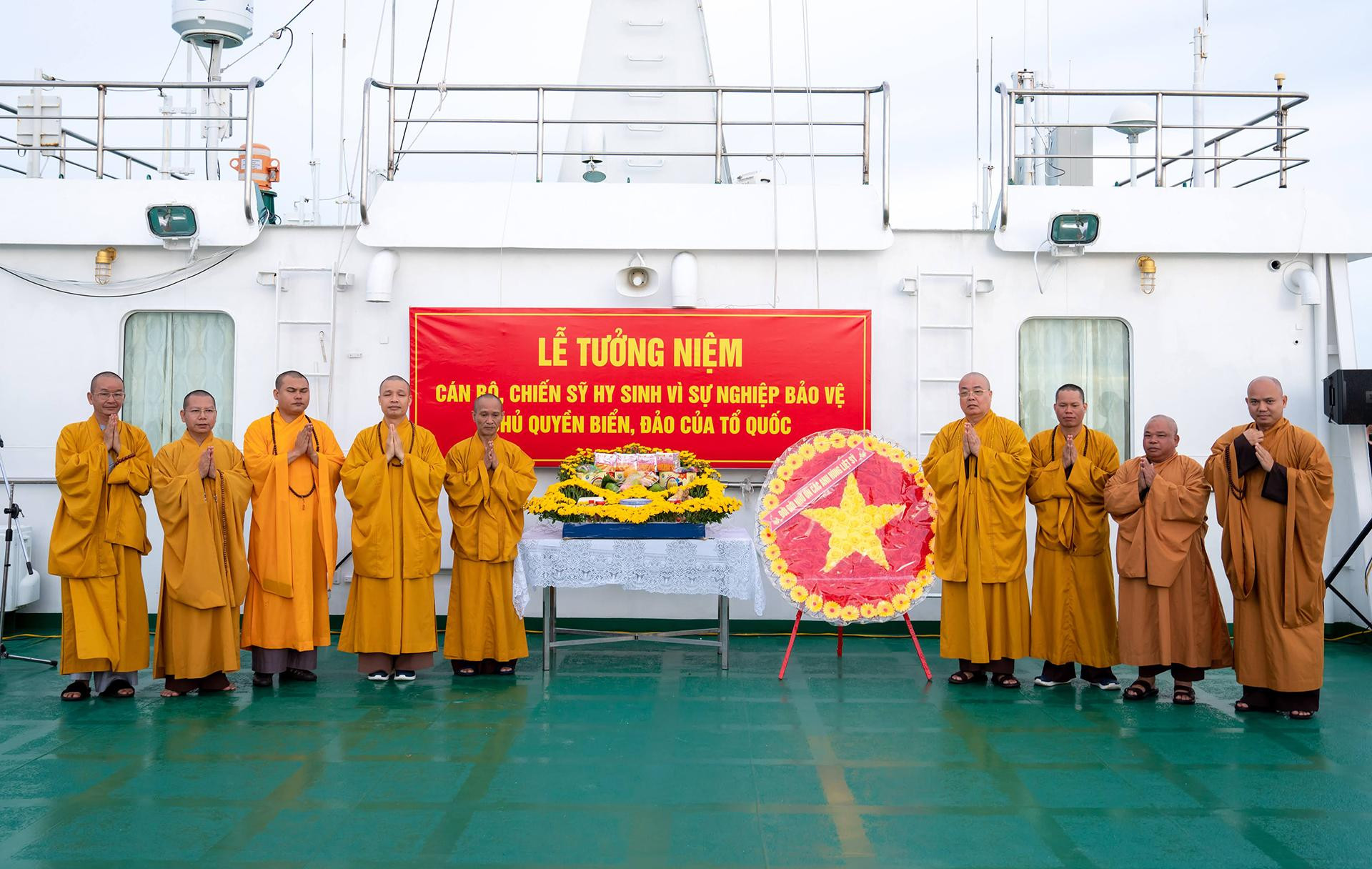 Tham gia Đoàn công tác số 10 có nhiều đại biểu là hòa thượng, thượng tọa thuộc Trung ương Giáo hội Phật giáo Việt Nam.