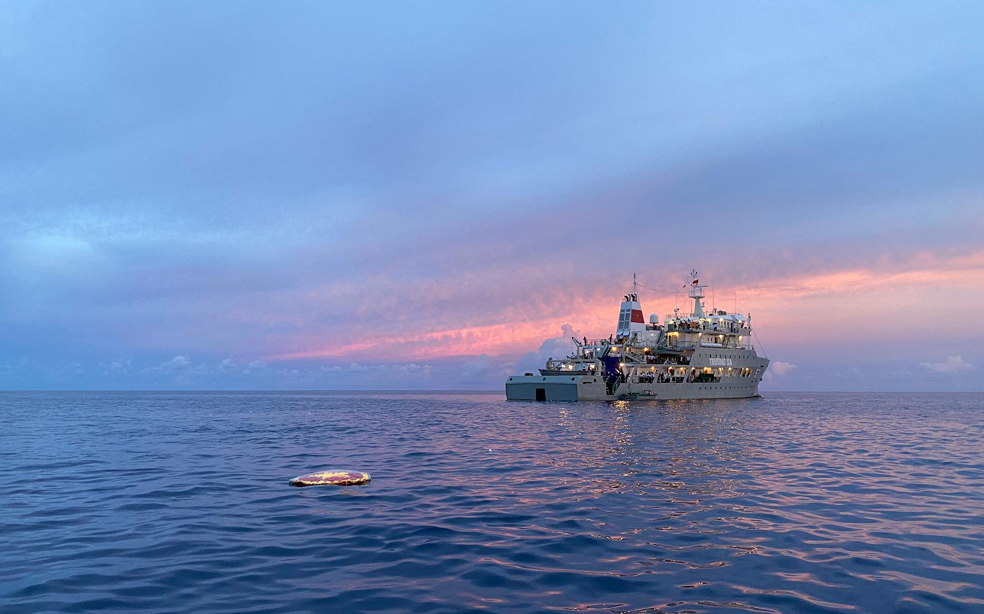 Thời điểm kết thúc Lễ tưởng niệm cũng trùng với thời điểm hoàng hôn bắt đầu buông xuống trên biển.