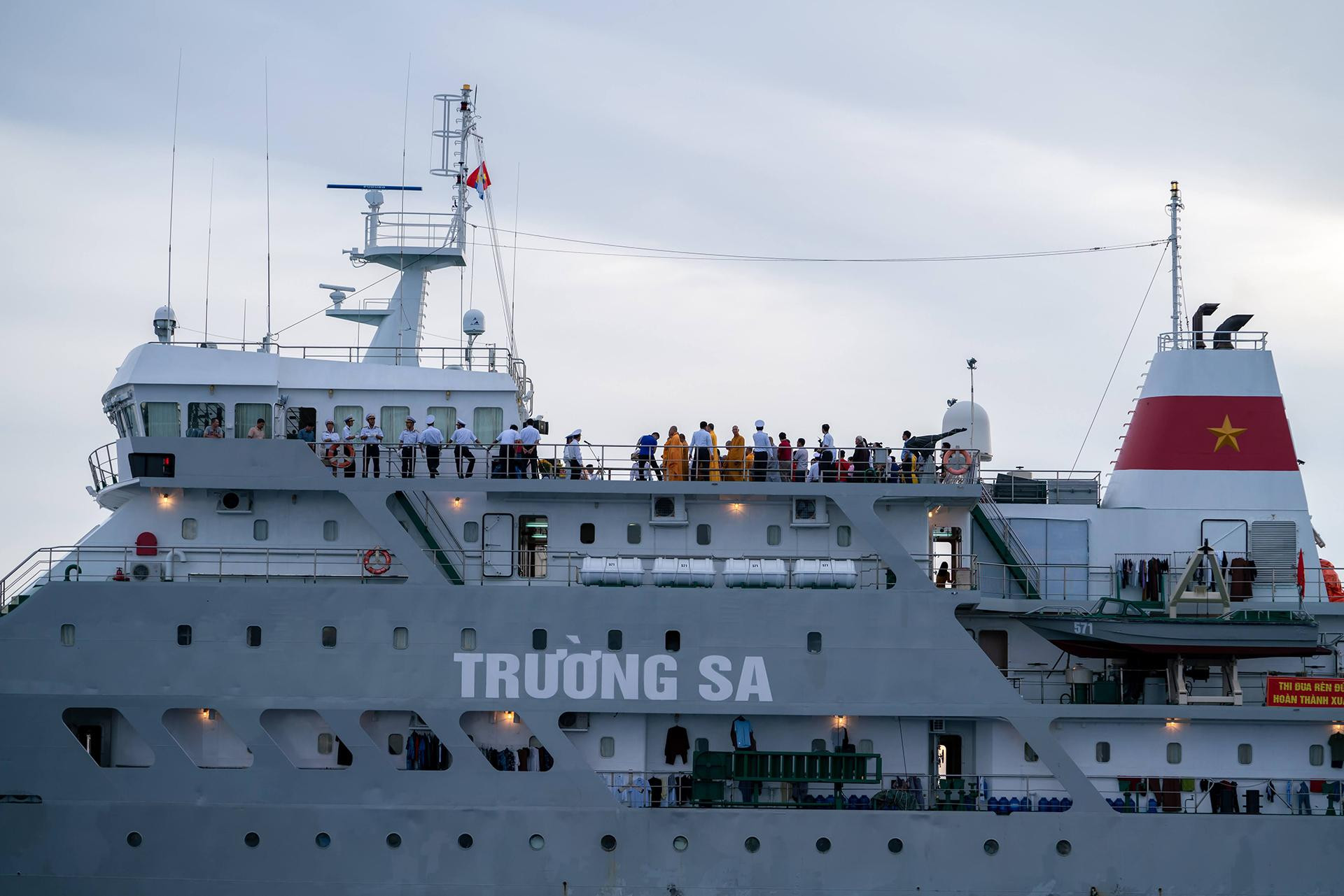 Khu vực tổ chức Lễ tưởng niệm nhìn từ dưới biển.