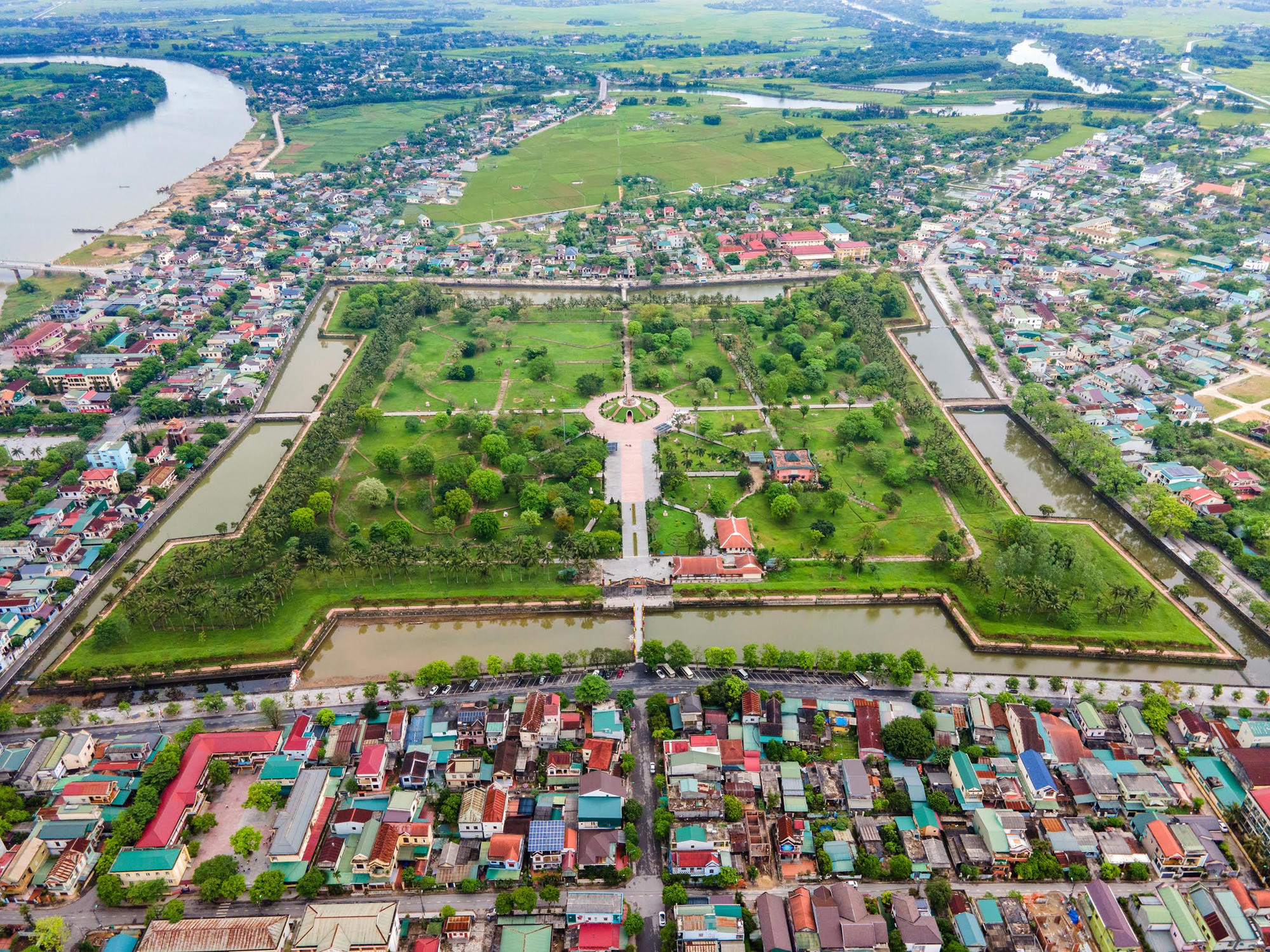 Thành cổ Quảng Trị nhìn từ trên cao, bên trái là sông Thạch Hãn. Thành cổ Quảng Trị nhìn từ trên cao, bên trái là sông Thạch Hãn.
