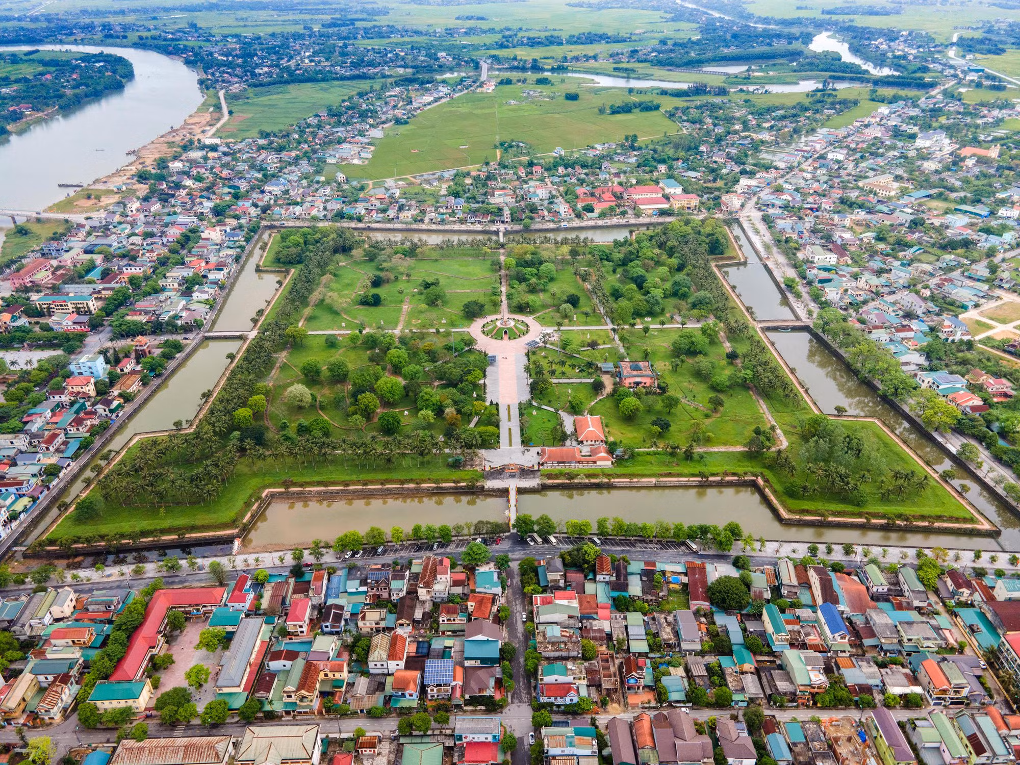 Thành cổ Quảng Trị nhìn từ trên cao, bên trái là sông Thạch Hãn.