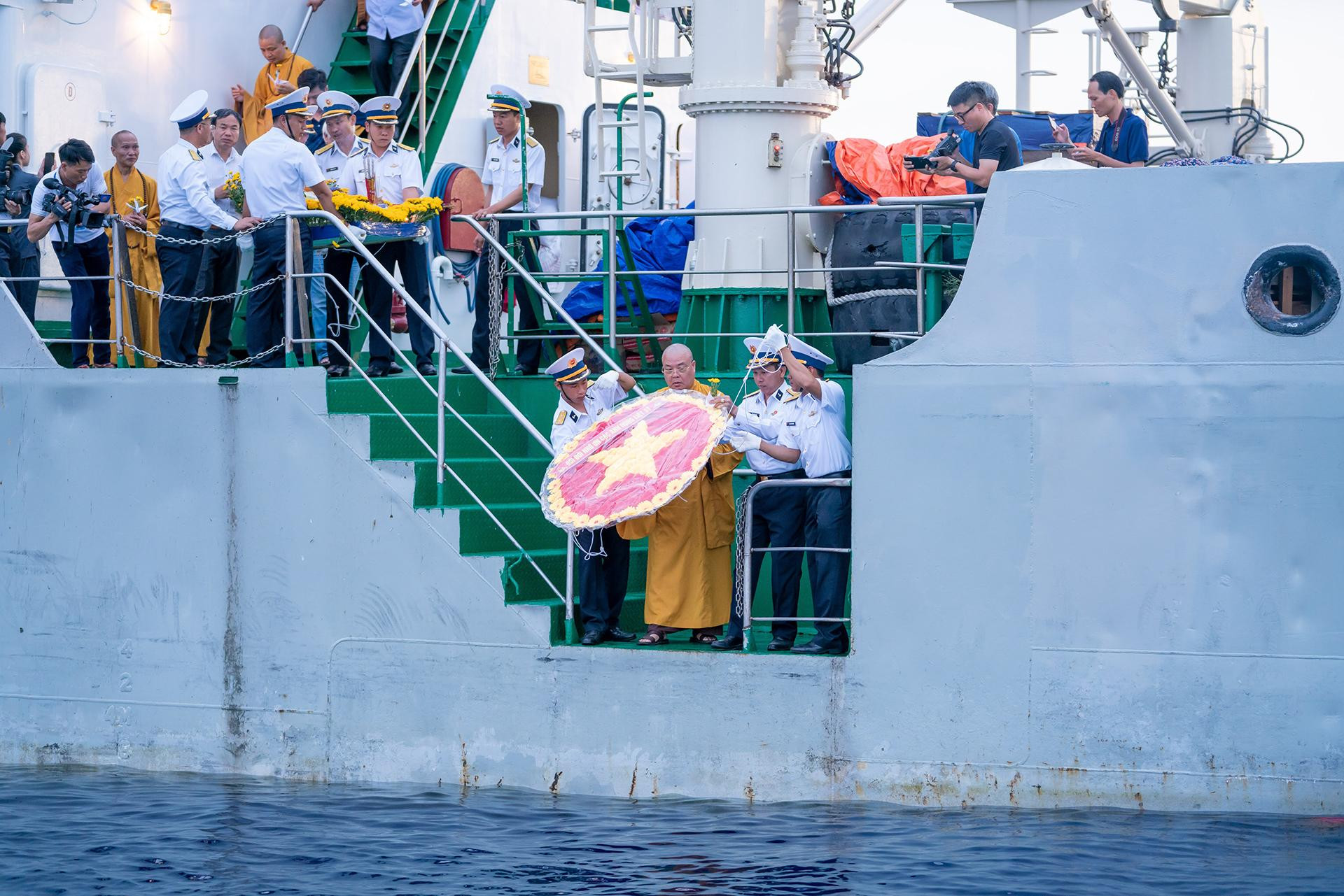 Đại tá Hồ Thanh Hoàn cùng Hòa thượng Thích Thanh Nhiễu, Phó Chủ tịch Thường trực Hội đồng Trị sự Trung ương Giáo hội Phật giáo Việt Nam làm lễ thả vòng hoa.