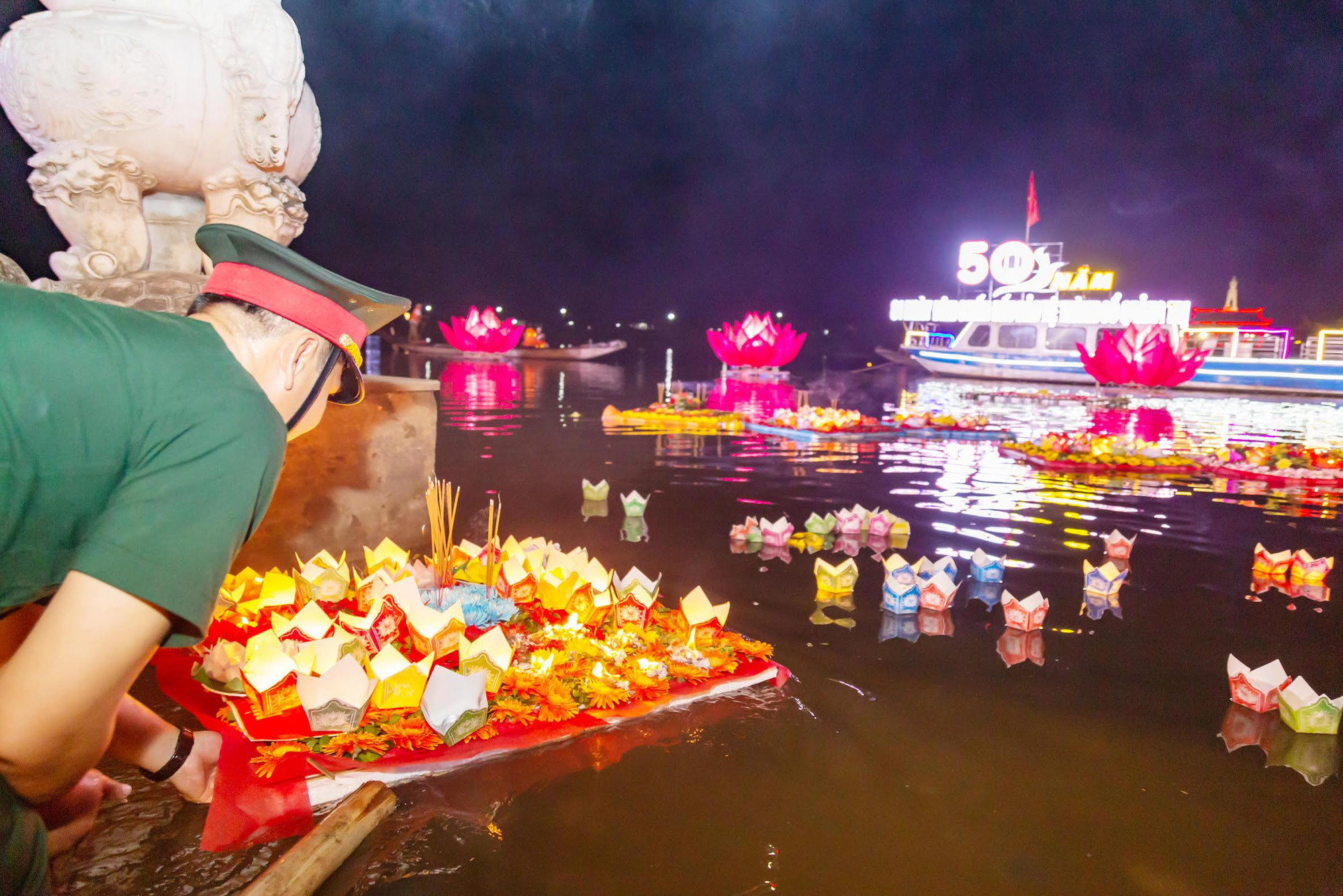 Đêm hoa đăng trên sông Thạch Hãn tri ân các chiến sĩ đã anh dũng hy sinh. Đêm hoa đăng trên sông Thạch Hãn tri ân các chiến sĩ đã anh dũng hy sinh.