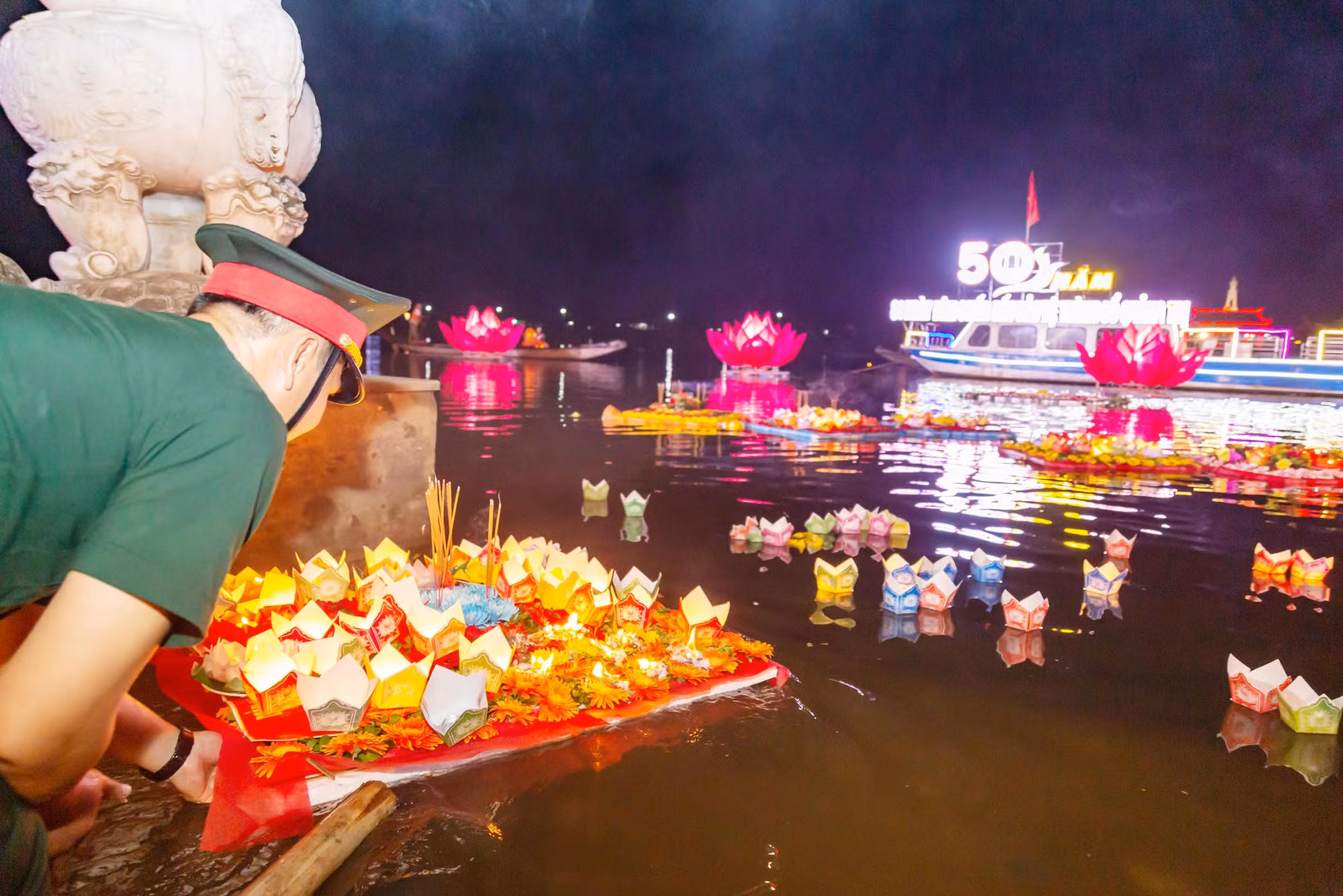 Đêm hoa đăng trên sông Thạch Hãn tri ân các chiến sĩ đã anh dũng hy sinh.