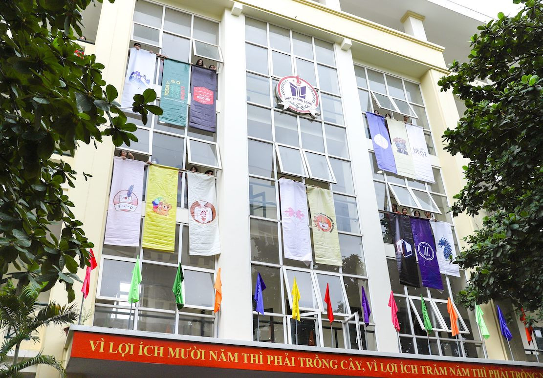 Hình ảnh của 15 câu lạc bộ với các màu sắc phong phú.