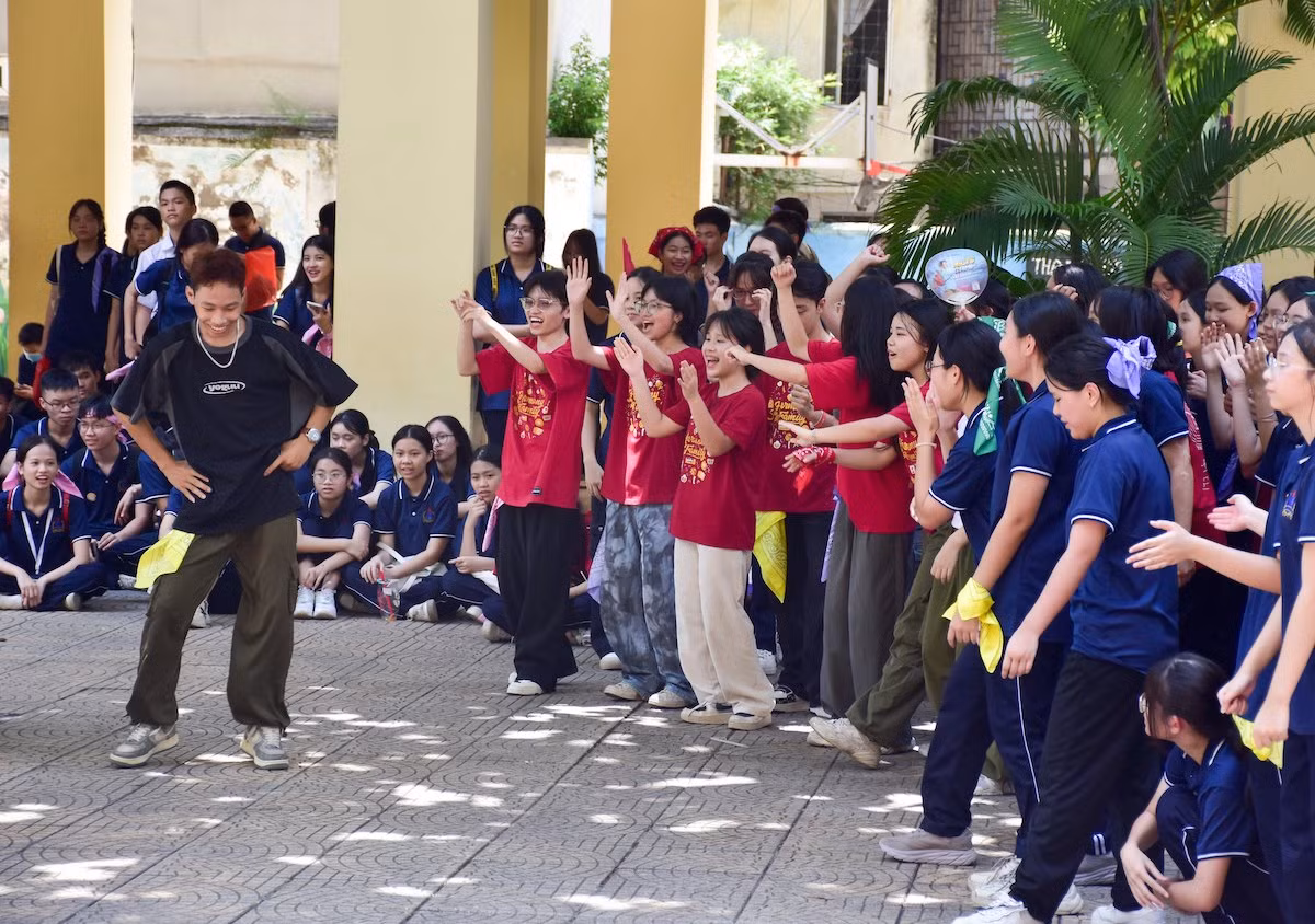 Màu sắc và dấu ấn cá nhân cũng được nêu bật trong các hoạt động tập thể.