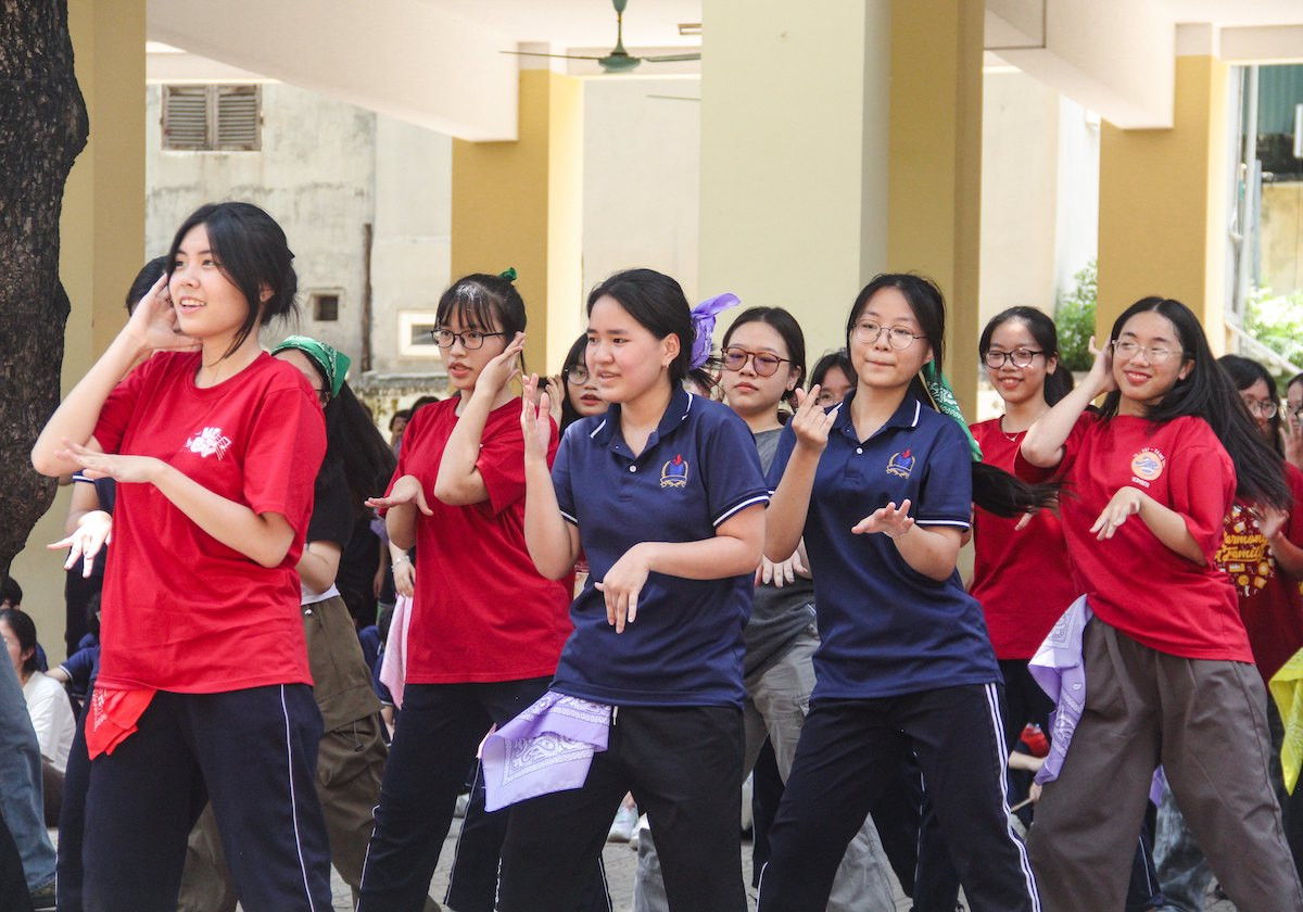 Hòa mình trong chương trình Random Dance.