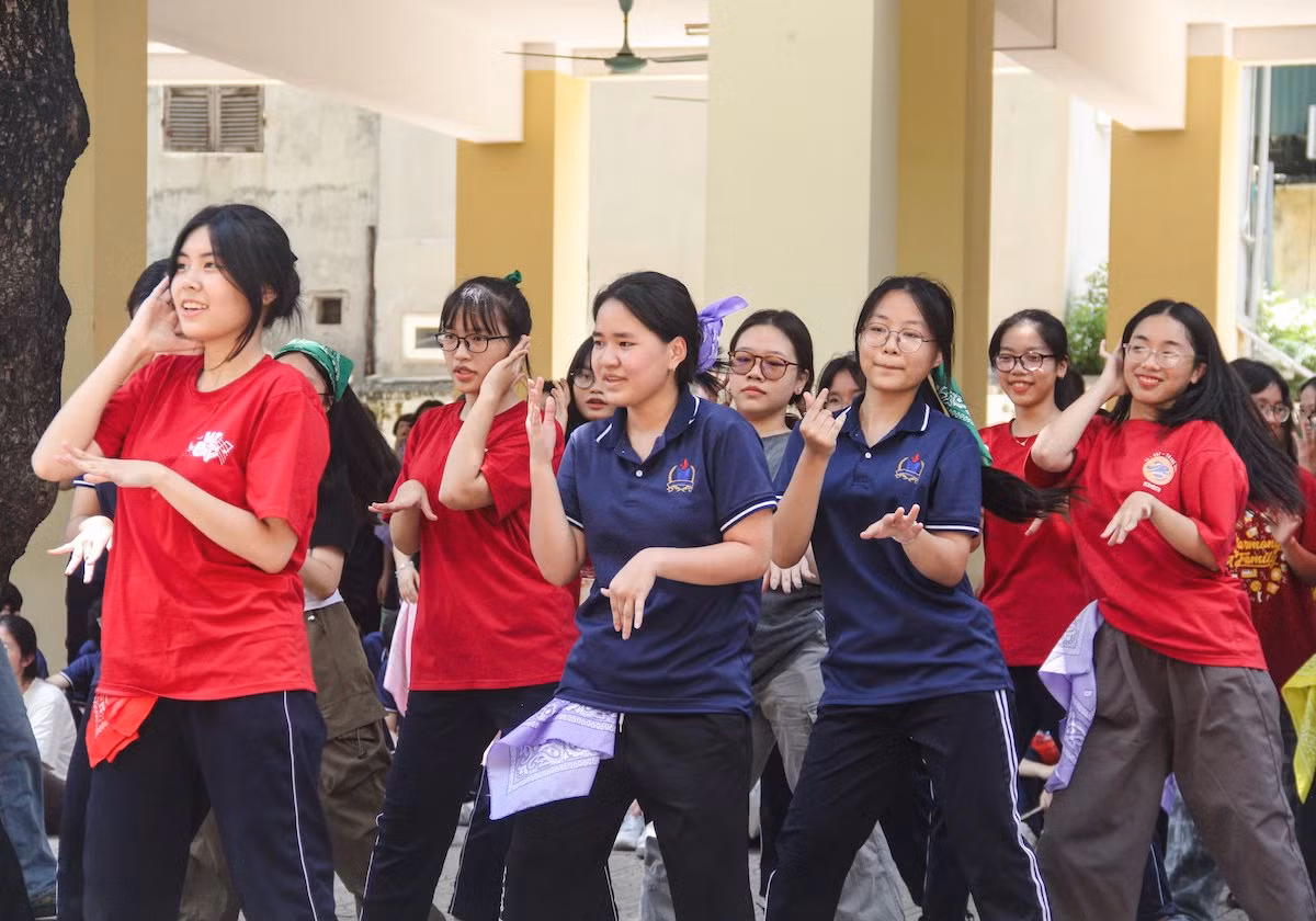 Hòa mình trong chương trình Random Dance.