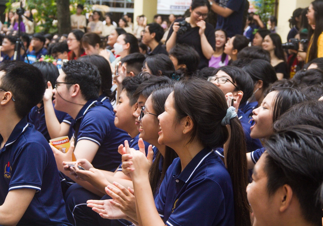 Các học sinh hòa mình trong không khí vui tươi, sẵn sàng cho ngày tựu trường.