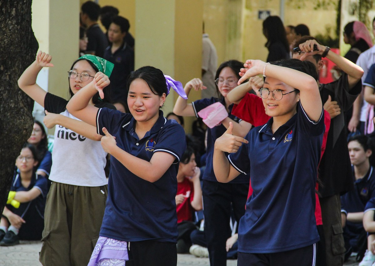 Hòa mình trong chương trình Random Dance.