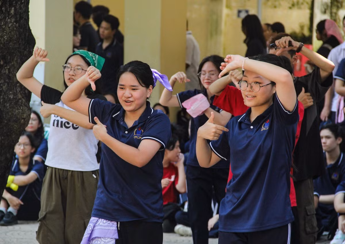 Hòa mình trong chương trình Random Dance.