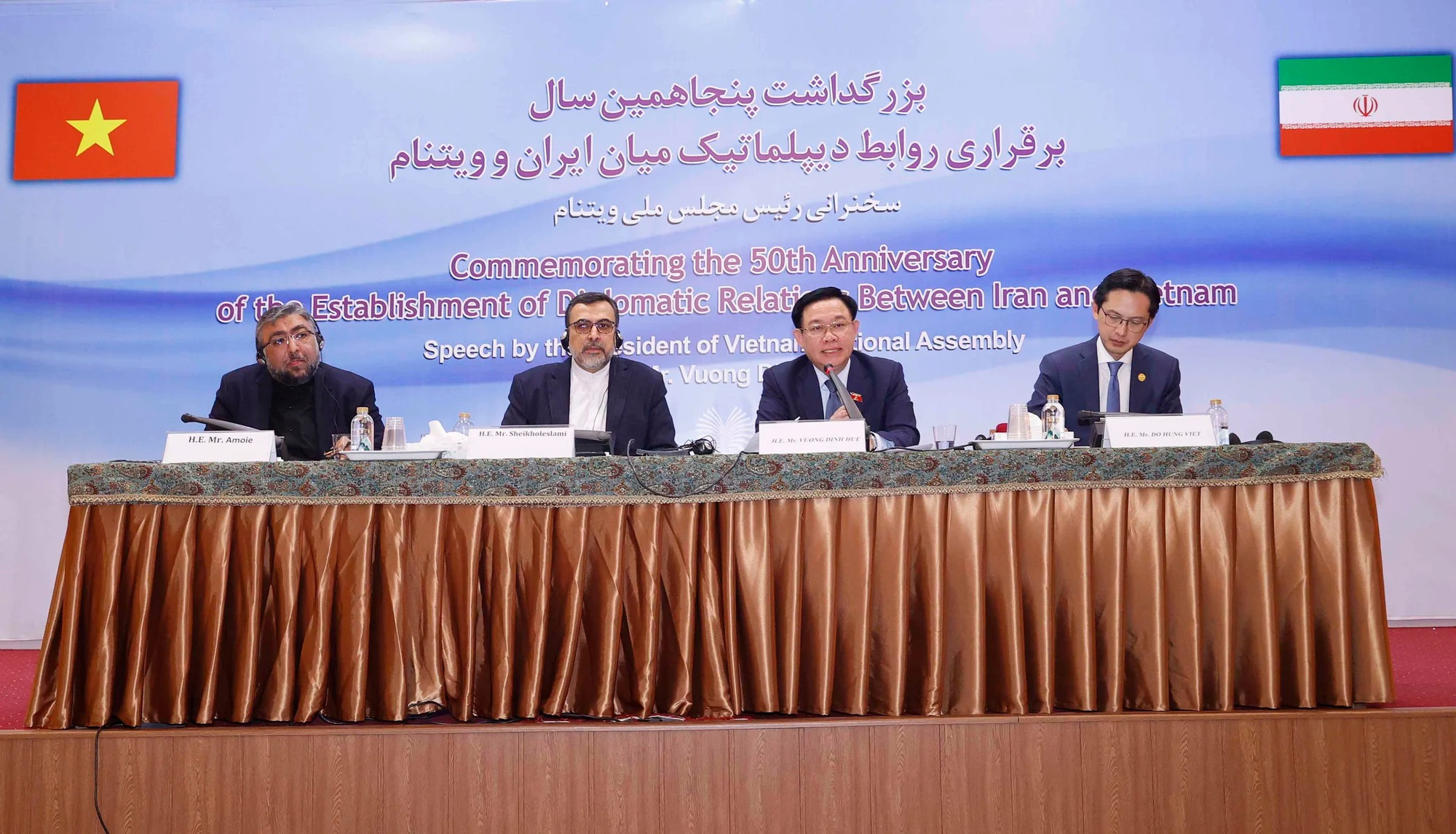 Chủ tịch Quốc hội Vương Đình Huệ và các đại biểu tại Viện Nghiên cứu chính trị và quan hệ quốc tế Iran. Ảnh: Doãn Tấn