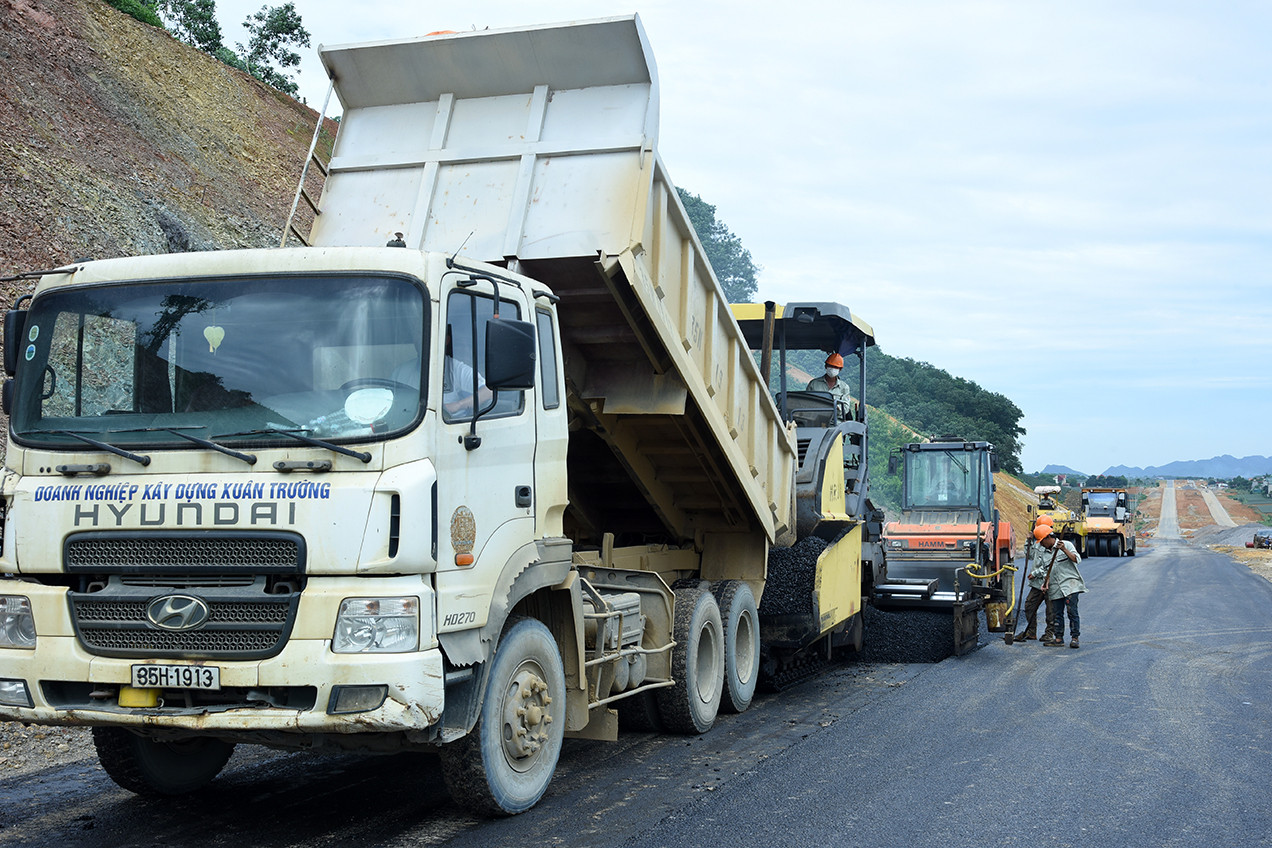 Các đơn vị thi công Dự án xây dựng tuyến đường Đông-Tây.