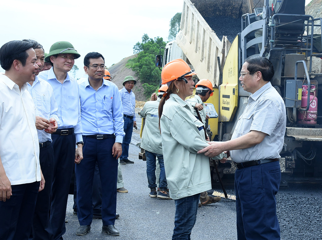 Thủ tướng Phạm Minh Chính thăm hỏi, động viên công nhân thi công Dự án xây dựng tuyến đường Đông-Tây.