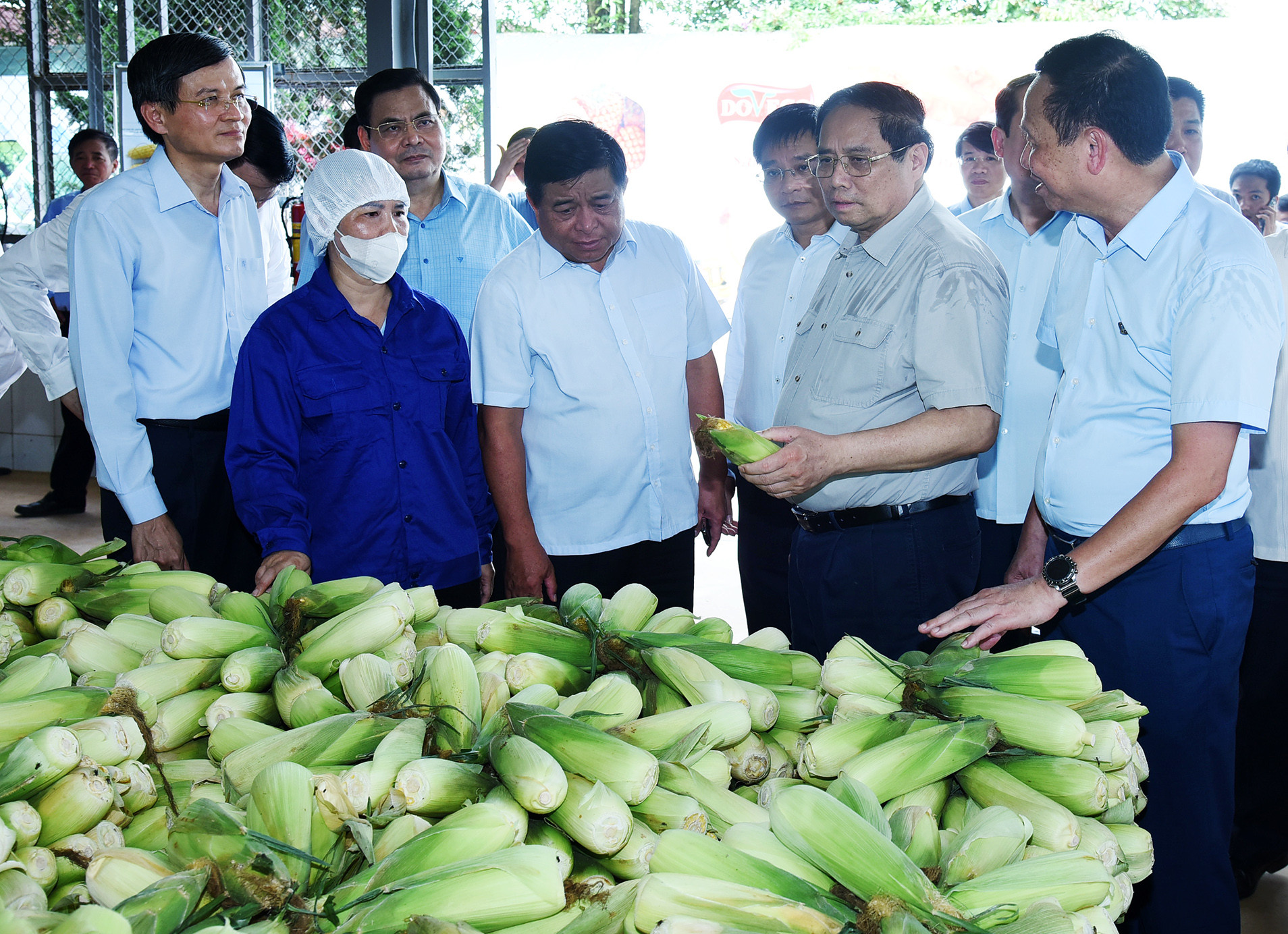 Thủ tướng Phạm Minh Chính thăm cơ sở chế biến nông sản của Công ty cổ phần thực phẩm xuất khẩu Đồng Giao.
