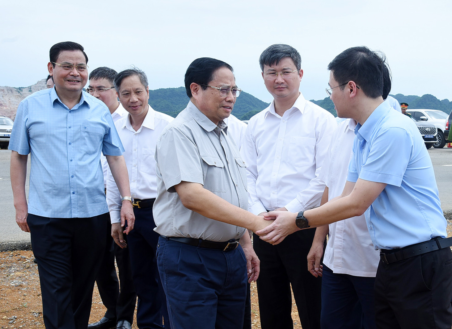 Thủ tướng Phạm Minh Chính động viên công nhân, người lao động tại Công ty cổ phần thực phẩm xuất khẩu Đồng Giao (DOVECO), thăm người dân đang làm việc trên cánh đồng dứa thuộc vùng nguyên liệu của công ty.