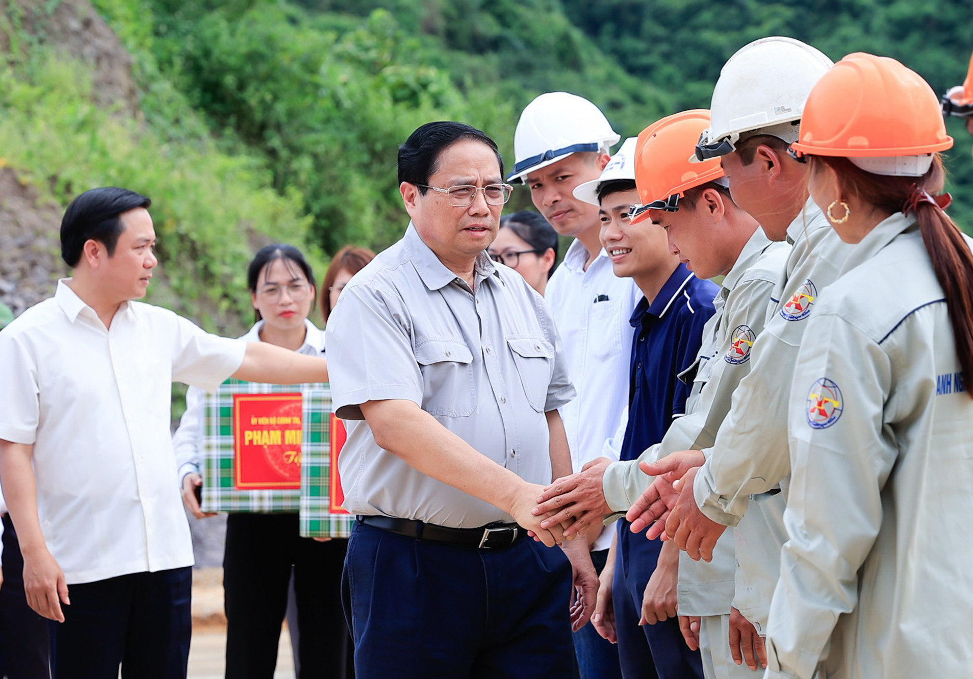 Thủ tướng Phạm Minh Chính với công nhân thi công Dự án xây dựng tuyến đường Đông-Tây.