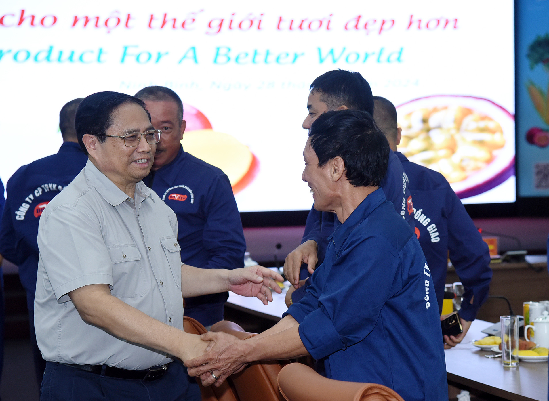 Thủ tướng Phạm Minh Chính với người lao động Công ty cổ phần thực phẩm xuất khẩu Đồng Giao (DOVECO).