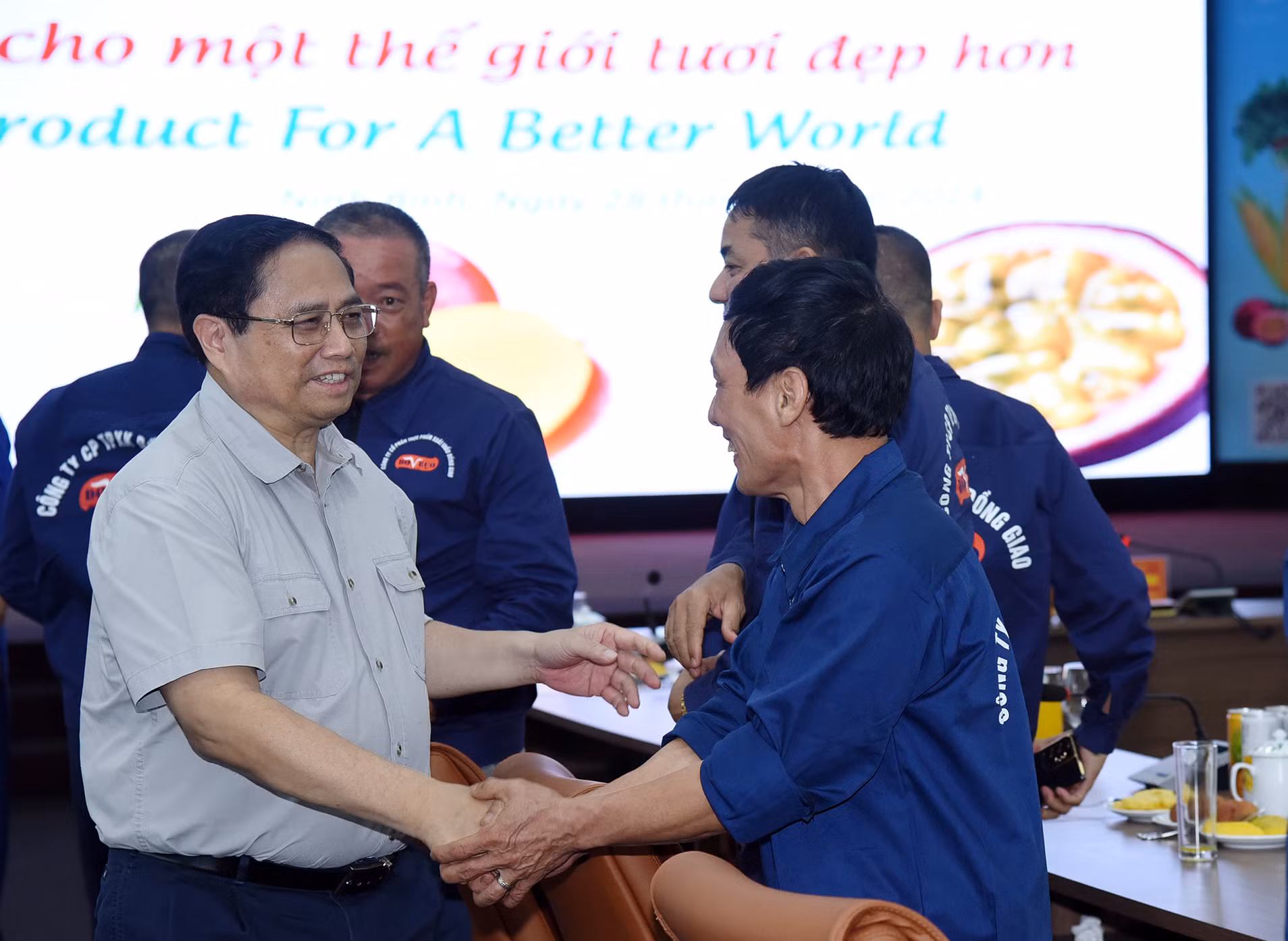 Thủ tướng Phạm Minh Chính với người lao động Công ty cổ phần thực phẩm xuất khẩu Đồng Giao (DOVECO).