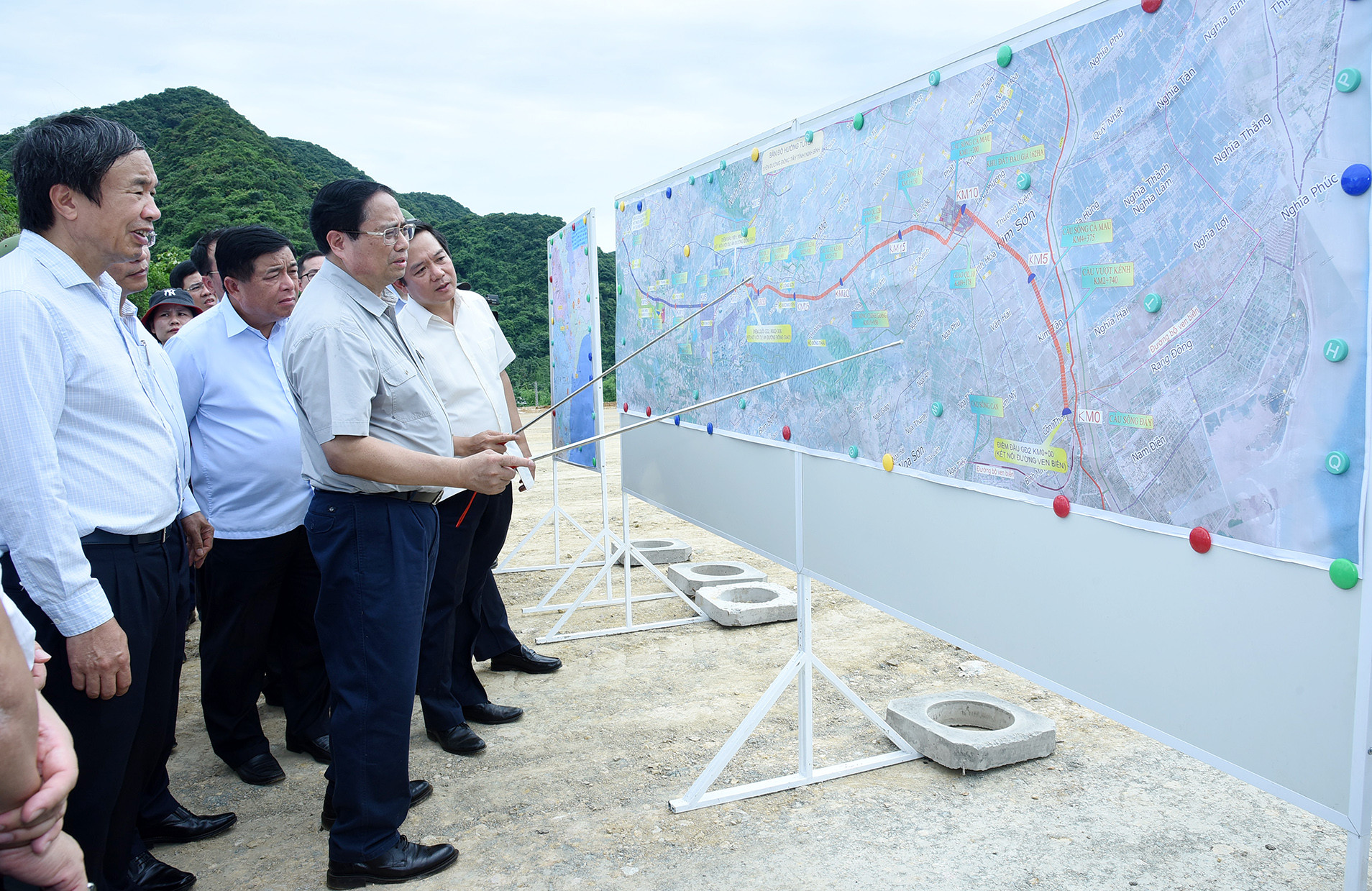 Thủ tướng Phạm Minh Chính kiểm tra tiến độ thi công Dự án xây dựng tuyến đường Đông-Tây.